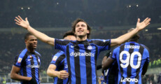 Matteo Darmian saltuta i tifosi interisti dopo il gol contro l'Atalanta che porta l'Inter in semifinale.ANSA / MATTEO BAZZI