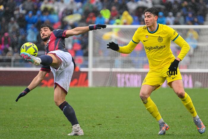 Riccardo Orsolinisi libera di Alessandro Bastoni e realizza il gol della vittoria del Bologna sull'Inter al Renato-Dall'Ara stadium in Bologna.