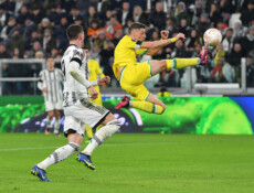 Una fase di gioco tra Dusan Vlahovic e Andrei Girotto nella partita Juventus-Nantes