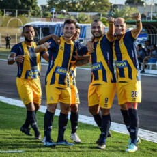 I giocatori dell'Angostura festeggiano la vittoria all'esordio in Primera División .