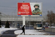 "Gloria agli eroi della Russia" su un cantellone pubblicitario in una strada di San Pietroburgo.