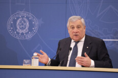 Il Vice Presidente e Ministro degli esteri Antonio Tajani durante la conferenza stampa.