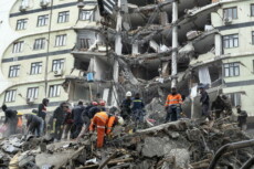 Si ricercano sopravvissuti nel crollo dell'edificio a Diyarbakir, dopo il terremoto in Turchia. EPA/REFIK TEKIN