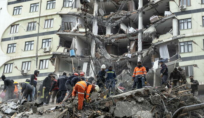 Si ricercano sopravvissuti nel crollo dell'edificio a Diyarbakir, dopo il terremoto in Turchia. EPA/REFIK TEKIN