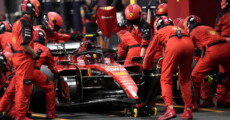 Carlos Sainz nel box Ferrari durante un pit stop nel Gran Premio di Arabia Saudita