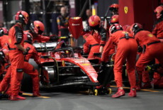 Carlos Sainz nel box Ferrari durante un pit stop nel Gran Premio di Arabia Saudita