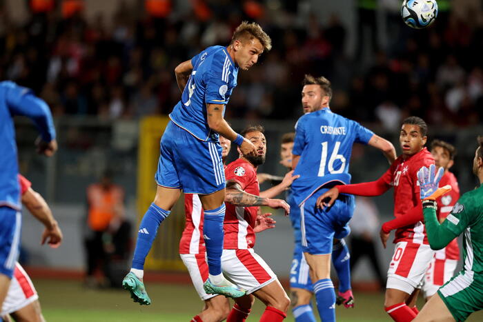 Mateo Retegui insacca di testa il primo gol della vittoriosa trasferta dell'Italia a Malta. per Euro 2024