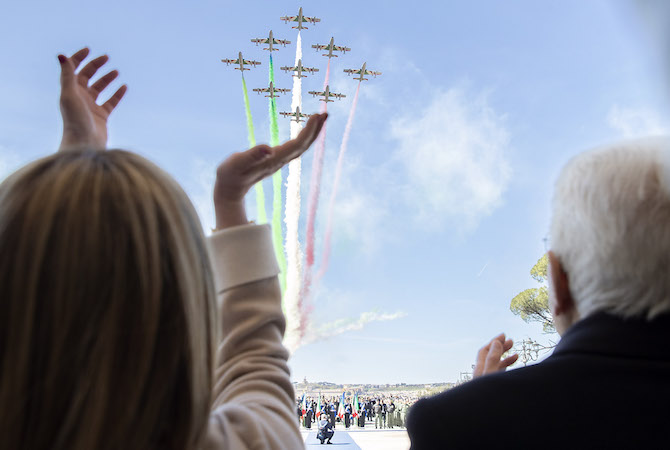Il Presidente Sergio Mattarella e il Presidente del Consiglio Giorgia Meloni assistono al sorvolo delle Frecce Tricolori, in occasione della cerimonia dei “Cento anni dell’Aeronautica Militare”