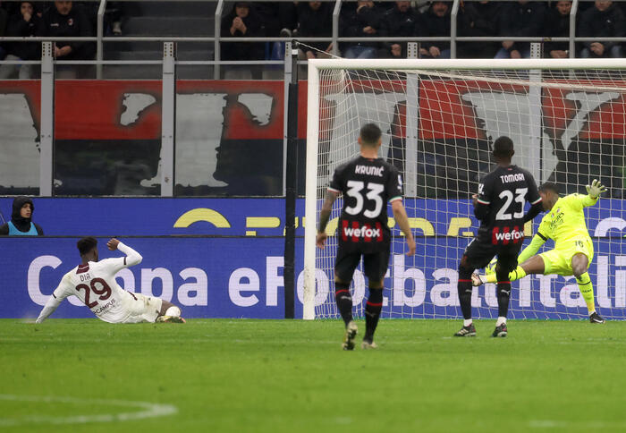 Boulaye Dia mette a segno il gol del pareggio (1-1) della Salernitana a San Siro contro il Milan. ANSA/MATTEO BAZZI