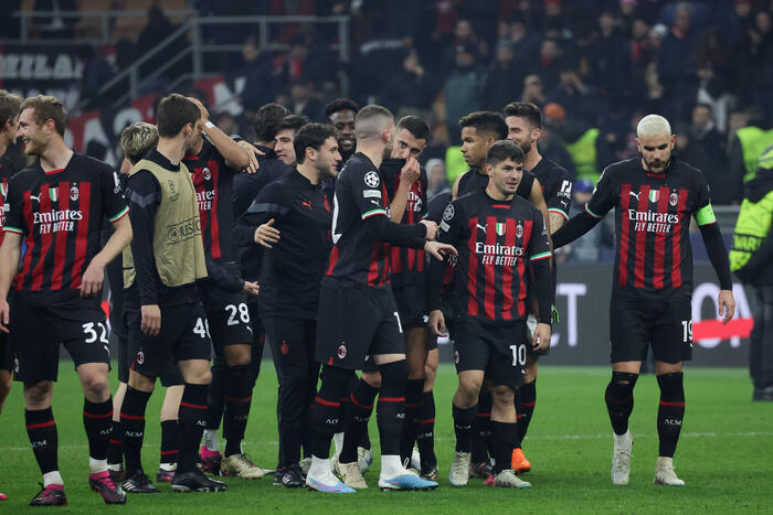 I giocatori del Milan festeggiano la vittoria sul Tottenham Hotspurs al Giuseppe Meazza nella partita d'andata di Champions.