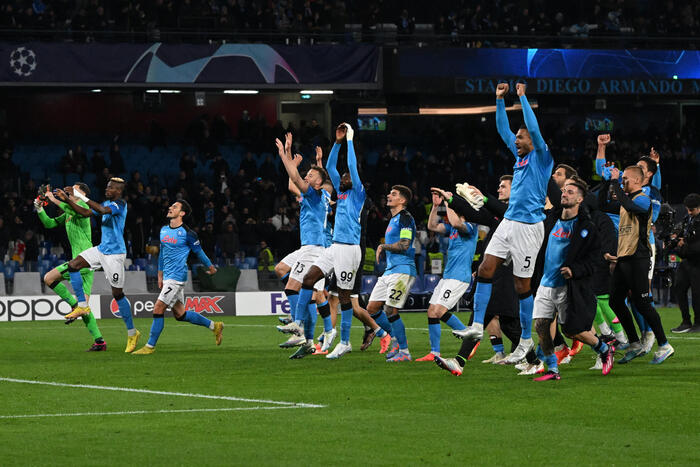 L'esultanza dei giocatori del Napoli dopo la vittoria sull'Eintracht Frankfurt e la qualificazione ai quarti di Champions..