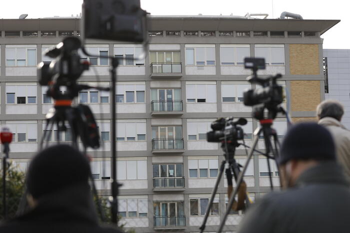 Giornalisti nelle adiacenze dell'ospedale Agostino Gemelli in attesa che Papa Francesco si affacci sul balcone.