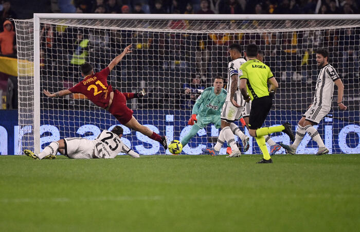 Paulo Dybala in azione nella partita vinta dalla Roma sulla Juventus allo stadio Olimpico.