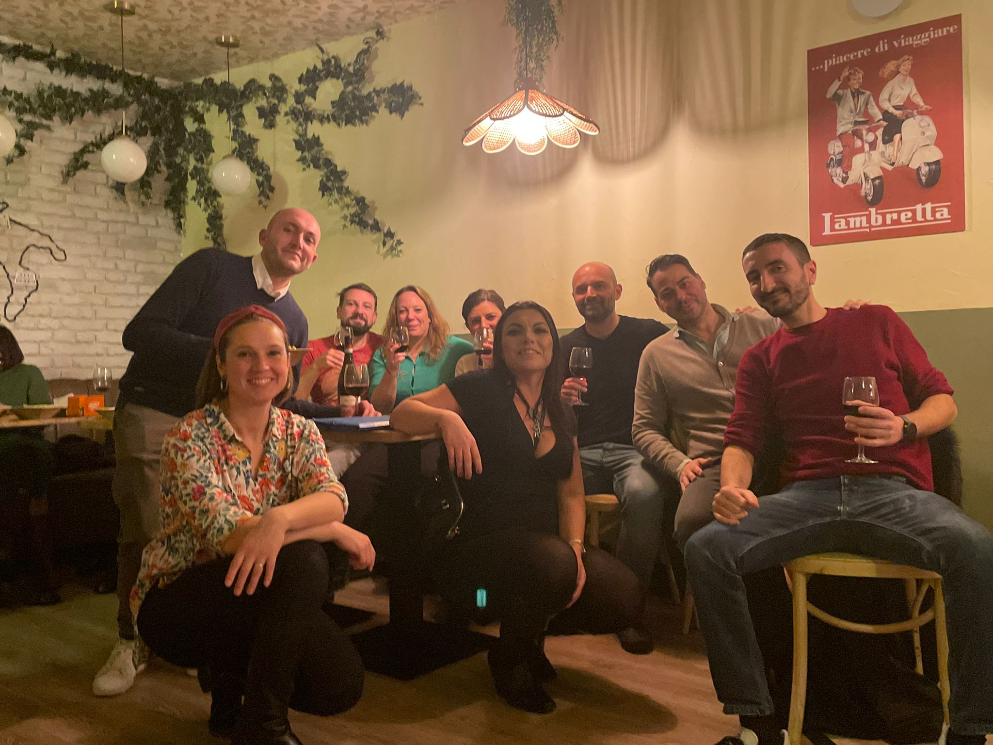 Gruppo di siciliani e ospiti durante la serata al Just Italia.