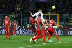 Arthur Cabral s'innalza più in alto di tutti e segna il gool dell'1-0 della Fiorentina sulla Cremonese.