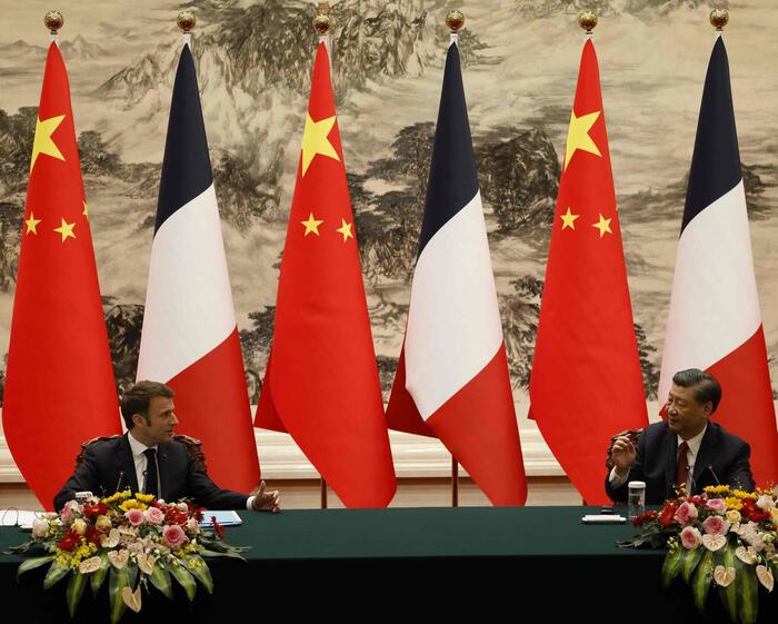 Il presidente della Cina,Xi Jinping, e quello della Francia, Emmanuel Macron, nel corso della conferenza stampa.