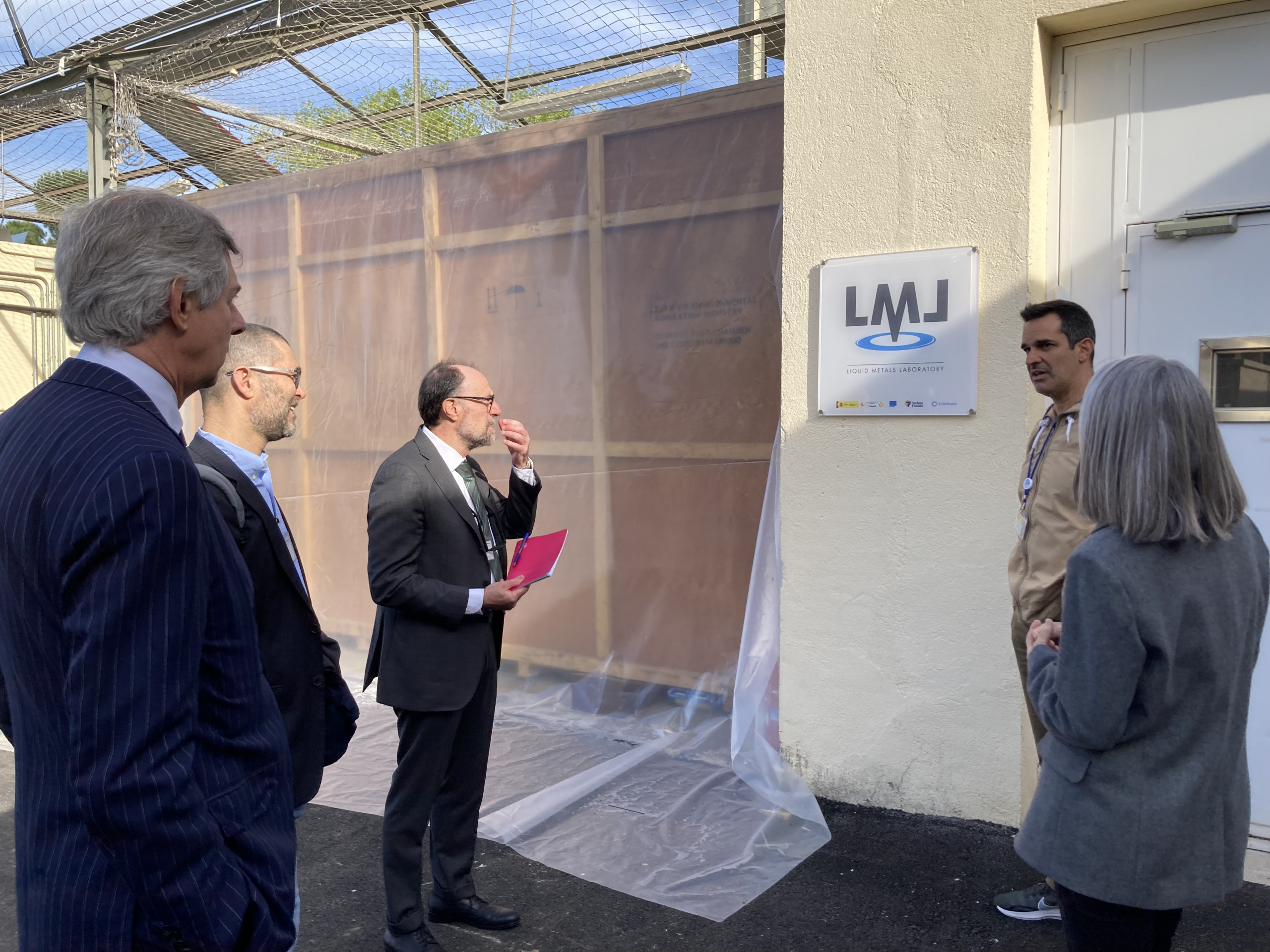 David Rapisarda, direttore della “División Tecnológica de Fusión”, con i ricercatori invitati a visitare il Laboratorio Nazionale di Fusione del CIEMAT