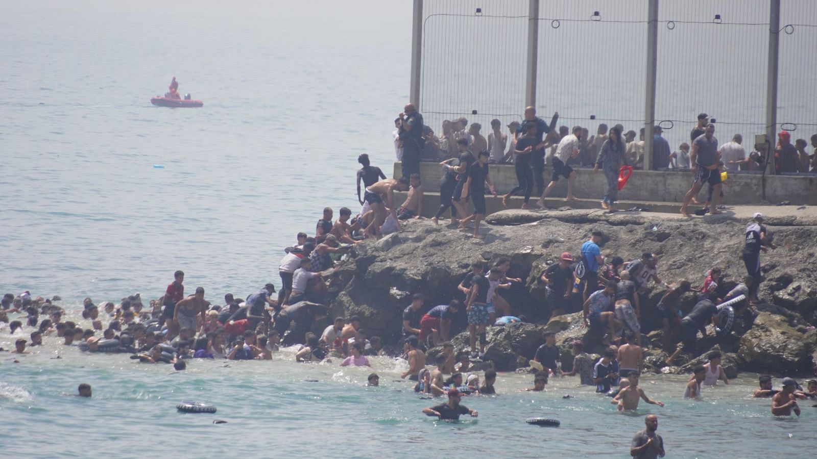 Spagna Emergenza A Ceuta Migliaia Di Giovani Forzano La Frontiera Per Spagna Emergenza A Ceuta Migliaia Di Giovani Forzano La Frontiera Per